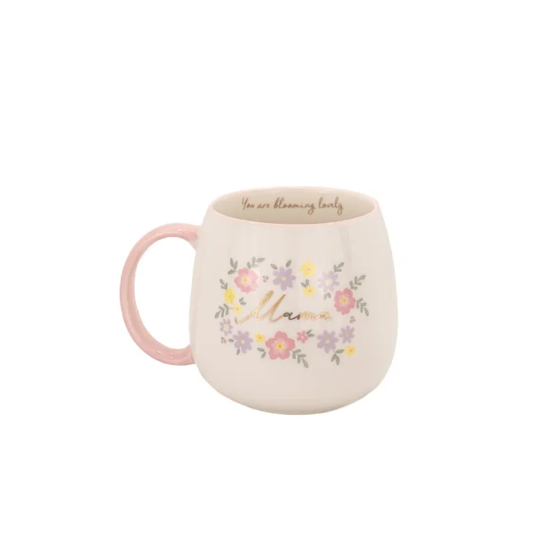 Detalle de la taza Mamá de cerámica color crema con diseño floral y mensaje dorado - Happyideas