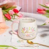Taza Mamá de cerámica con diseño floral, rodeada de tulipanes rosas sobre mesa clara - Happyideas