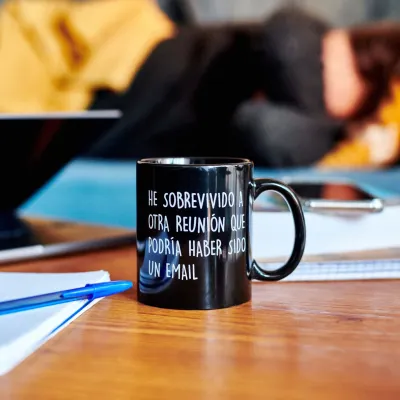 Taza divertida "He sobrevivido a otra reunión" | Happyideas