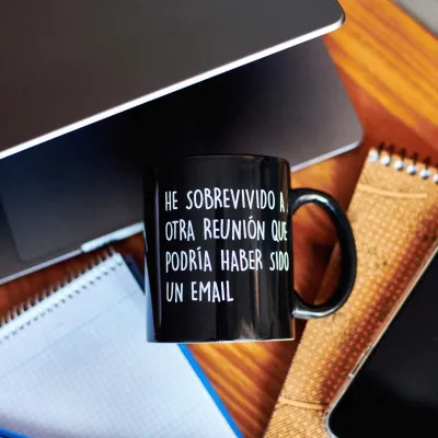 Taza divertida "He sobrevivido a otra reunión" | Happyideas