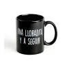 Taza negra de cerámica con texto blanco "Una lloradita y a seguir" sobre fondo blanco - Happyideas