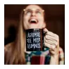 Persona riendo mientras sujeta la taza negra con texto blanco "Lágrimas de mis alumnos" - Happyideas