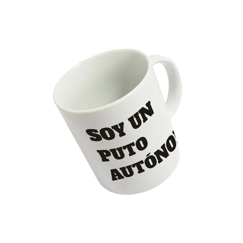 Primer plano de la taza blanca con texto negro "Soy un puto autónomo" sobre fondo oscuro - Happyideas