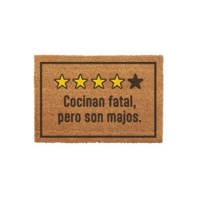 Felpudo de fibra de coco completo con estrellas y texto "Cocinan fatal, pero son majos" - Happyideas