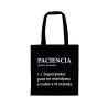Tote bag negra sobre fondo blanco con definición tipo diccionario de la palabra "Paciencia" impresa en blanco - Happyideas