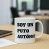 Taza blanca de cerámica con texto negro "Soy un puto autónomo" sobre un escritorio de oficina - Happyideas
