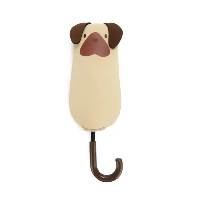 Paraguas cerrado con funda con forma de cabeza de perro beige y orejas marrones, colgado sobre fondo blanco - Happyideas