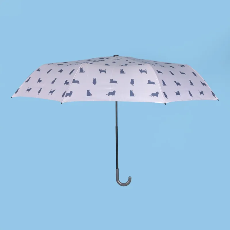 Paraguas Meow abierto de frente, en gris con estampado de pequeñas siluetas de gatos negras, sobre fondo oscuro - Happyideas