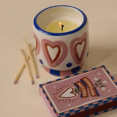 Vela Corazón aromática con tarro de cerámica decorado con corazones - regalo original Happyideas