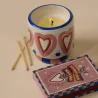 Vela Corazón aromática con tarro de cerámica decorado con corazones - regalo original Happyideas