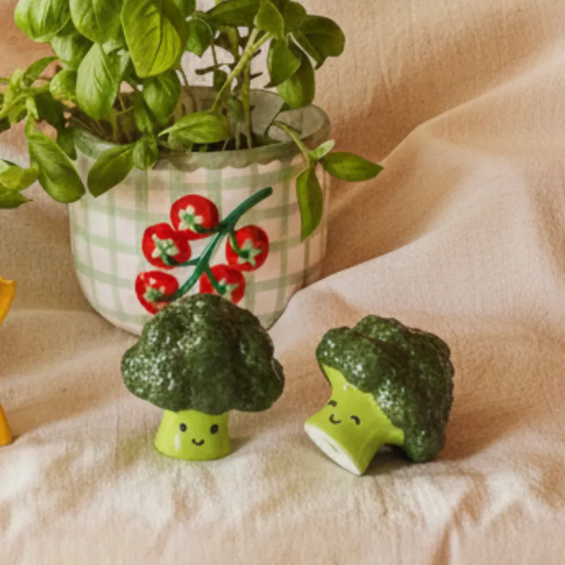 Broccoli Salt & Pepper Shakers - Happyideas.com