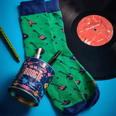 Calcetines “Yes Sir, I Can Boogie” en lata | Happyideas