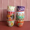 Taza Letra I junto a otras tazas monograma apiladas en dos columnas de colores, frente a una pared de azulejos - Happyideas