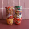 Taza Letra O junto a otras tazas monograma de distintos colores y estampados, frente a una pared de azulejos - Happyideas