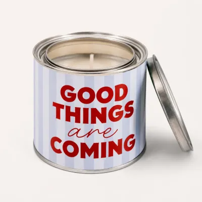 Vela aromática en lata Good Things Are Coming con fragancia de sándalo, de Happyideas