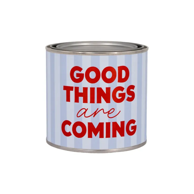 Vela aromática en lata Good Things Are Coming de Happyideas, vista frontal