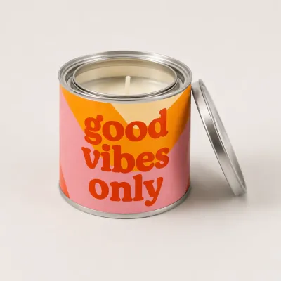 Vela aromática en lata Good Vibes Only con fragancia floral, de Happyideas