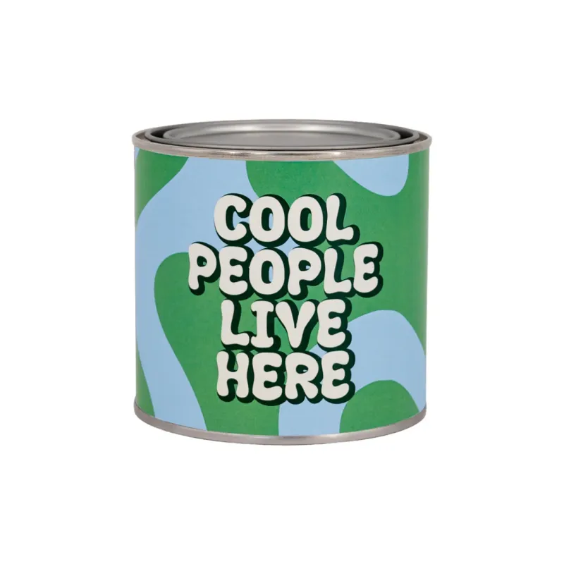Vela aromática en lata Cool People Live Here de Happyideas, vista frontal