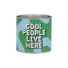 Vela aromática en lata Cool People Live Here de Happyideas, vista frontal
