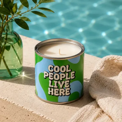 Vela en lata Cool People Live Here junto a la piscina