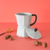 Taza cafetera Moka blanca con granos de café sobre fondo rosa - detalle original para regalar Happyideas