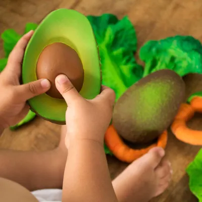 Mordedor en forma de Aguacate Oli&Carol | Happyideas