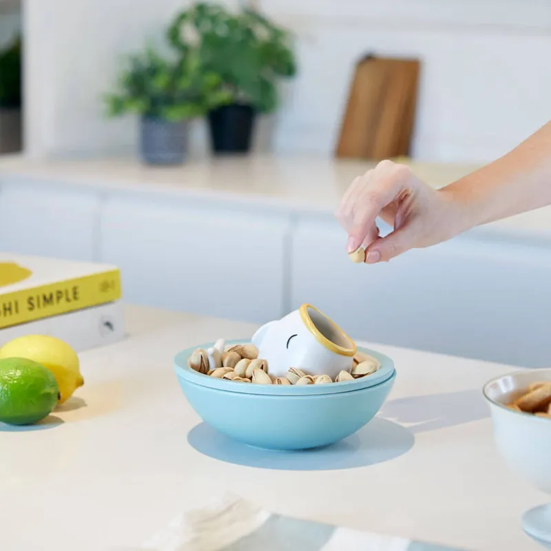 Cuenco aperitivo pez de cerámica azul en ambiente de cocina con aperitivos - ideas de regalo Happyideas