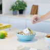 Cuenco aperitivo pez de cerámica azul en ambiente de cocina con aperitivos - ideas de regalo Happyideas