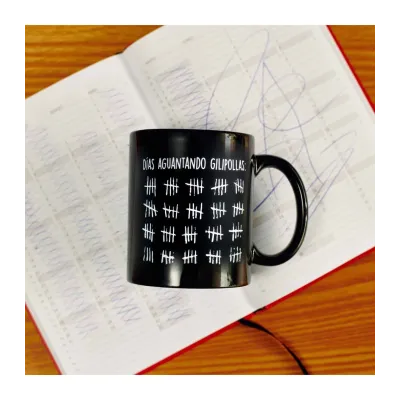 Taza Días aguantando gilipollas divertida | Happyideas