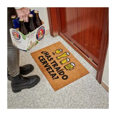 Felpudo ¿Has traído cerveza? colocado en la entrada de casa con una persona pisándolo - regalo original de bienvenida Happyideas