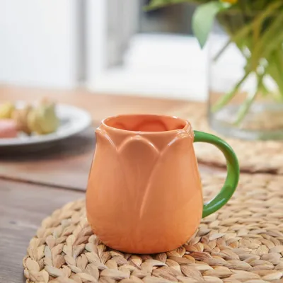 Taza Tulipán naranja con forma de flor sobre mantel de mimbre - detalle decorativo y regalo original para el desayuno Happyideas