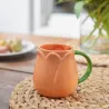 Taza Tulipán naranja con forma de flor sobre mantel de mimbre - detalle decorativo y regalo original para el desayuno Happyideas