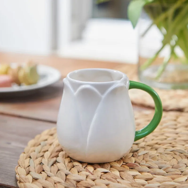 Taza Tulipán blanca con forma de flor sobre mantel de mimbre - detalle decorativo y regalo original para el desayuno Happyideas