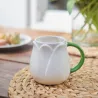 Taza Tulipán blanca con forma de flor sobre mantel de mimbre - detalle decorativo y regalo original para el desayuno Happyideas