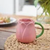 Taza Tulipán rosa con forma de flor sobre mantel de mimbre - detalle decorativo y regalo original para el desayuno Happyideas