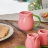 Taza Tulipán rosa en una mesa puesta junto a otras tazas a juego - regalo original para amantes del café y las flores Happyideas
