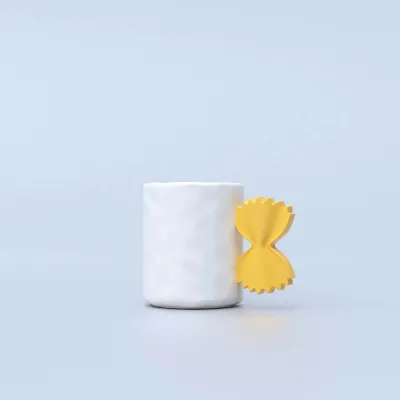 Taza Pasta de cerámica blanca con asa en forma de pasta farfalle sobre fondo gris oscuro - Happyideas