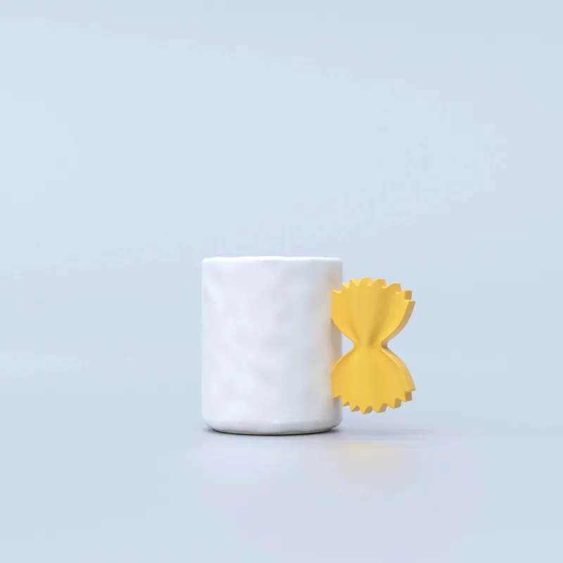 Taza Pasta de cerámica blanca con asa en forma de pasta farfalle sobre fondo gris oscuro - Happyideas