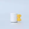 Taza Pasta de cerámica blanca con asa en forma de pasta farfalle sobre fondo gris oscuro - Happyideas