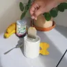 Taza Pasta, portada del producto junto a una planta en maceta de terracota y un plátano - Happyideas