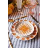Plato Sol Cerámica colocado en una mesa puesta con mantel de rayas y cubiertos - Happyideas