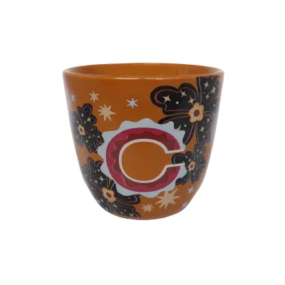 Taza Letra C de cerámica con estampado floral oscuro sobre fondo blanco - Happyideas