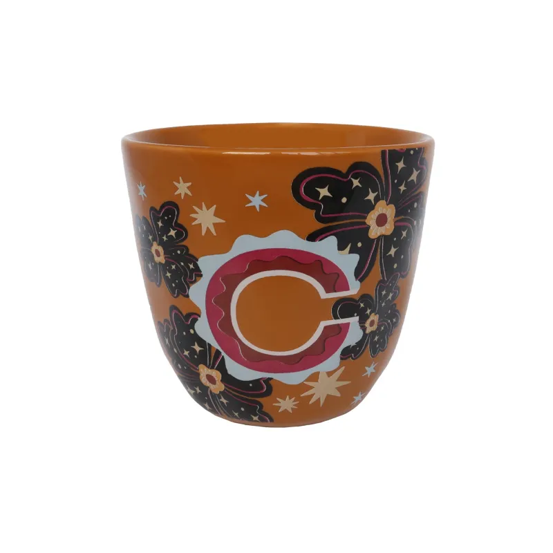 Taza Letra C de cerámica con estampado floral oscuro sobre fondo blanco - Happyideas