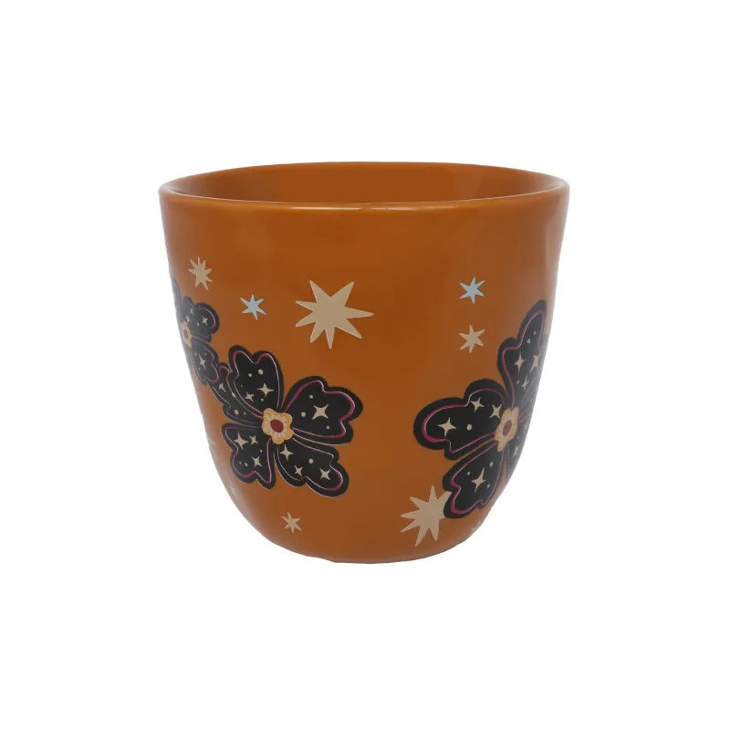 Taza Letra C, vista trasera con estampado floral oscuro y detalles de estrellas sobre fondo gris - Happyideas