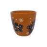 Taza Letra C, vista trasera con estampado floral oscuro y detalles de estrellas sobre fondo gris - Happyideas