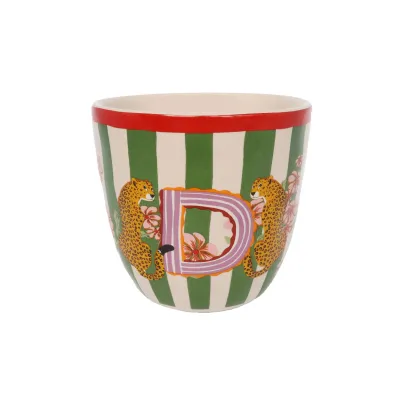 Taza Letra D de cerámica con rayas verdes y blancas, borde rojo y letra D con estampado floral, sobre fondo blanco - Happyideas