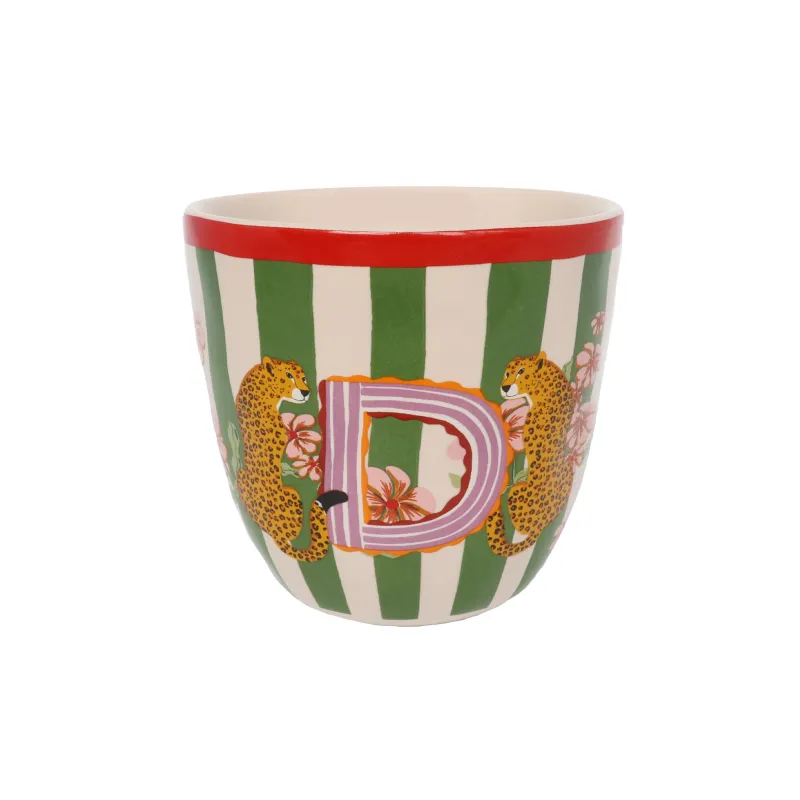 Taza Letra D de cerámica con rayas verdes y blancas, borde rojo y letra D con estampado floral, sobre fondo blanco - Happyideas