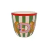 Taza Letra D de cerámica con rayas verdes y blancas, borde rojo y letra D con estampado floral, sobre fondo blanco - Happyideas