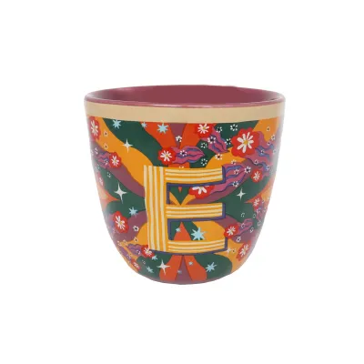 Taza Letra E de cerámica con estampado floral multicolor en tonos naranja, verde y amarillo, sobre fondo blanco - Happyideas