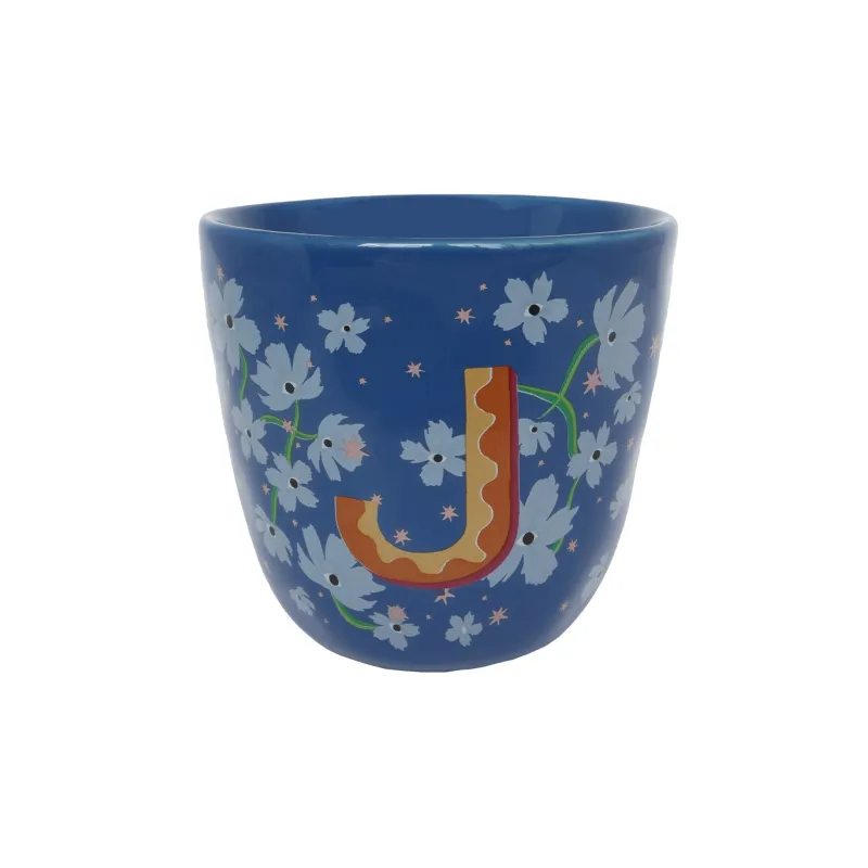 Taza Letra J de cerámica azul con estampado floral blanco y letra J en naranja, sobre fondo blanco - Happyideas
